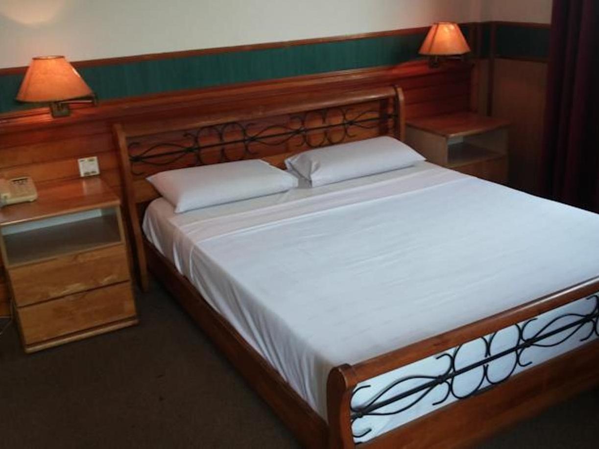 OYO 89864 Hotel Holiday Park Kota Kinabalu Exterior foto